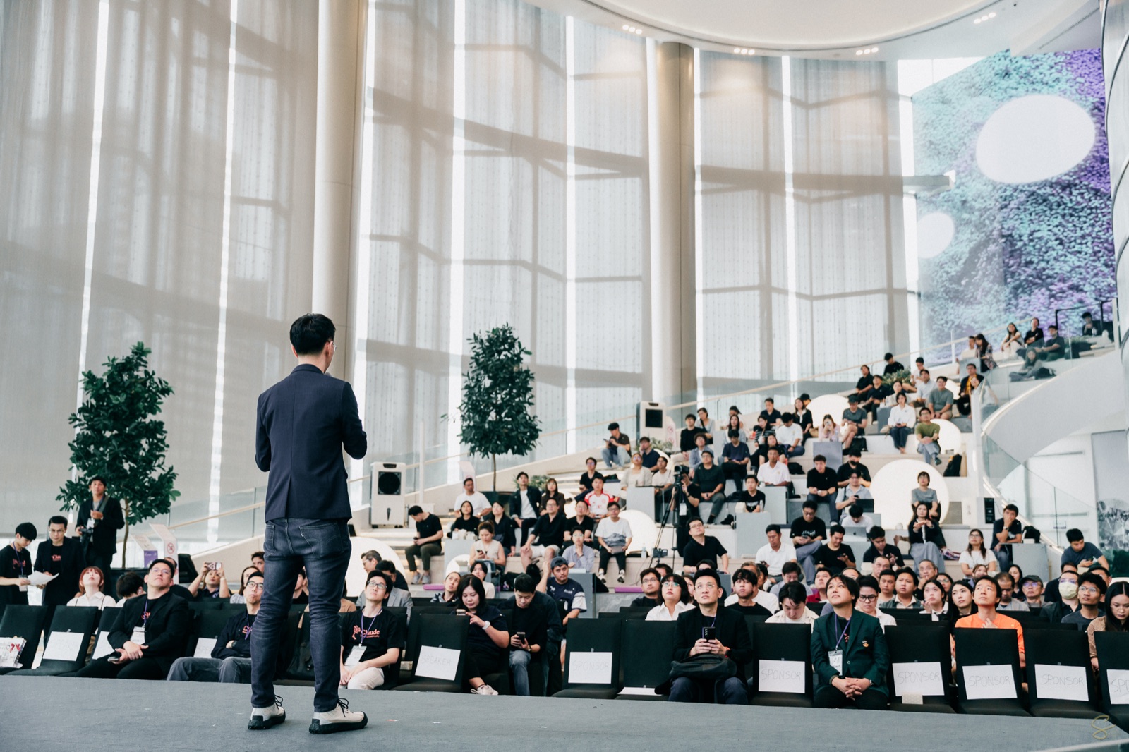 อ.ชไลเวท พิพัฒพรรณวงศ์ บรรยายหัวข้อ Vibe Analytics ต่อหน้าผู้ร่วมงานเต็มพื้นที่